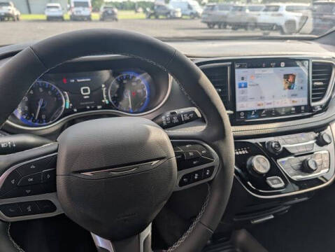 2027 Chrysler Pacifica Select