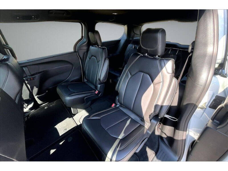 2027 Chrysler Pacifica Select
