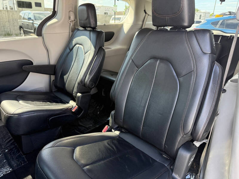 2017 Chrysler Pacifica Touring-L