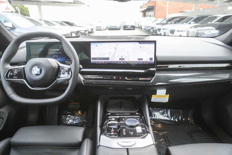 2025 BMW 5 Series 530i