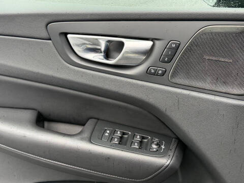 2023 Volvo XC60 B5 Plus Dark Theme