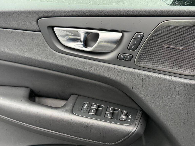 2023 Volvo XC60 B5 Plus Dark Theme