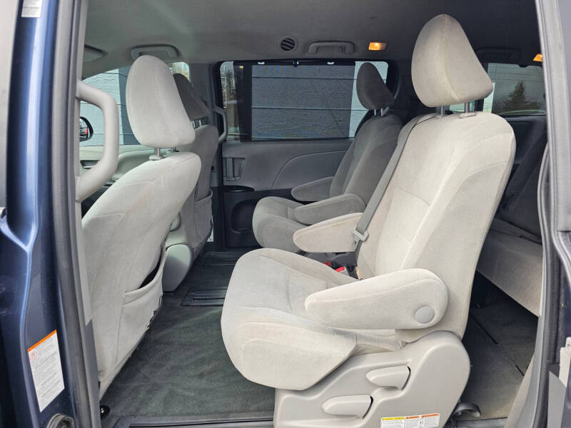 2017 Toyota Sienna LE 8-Passenger