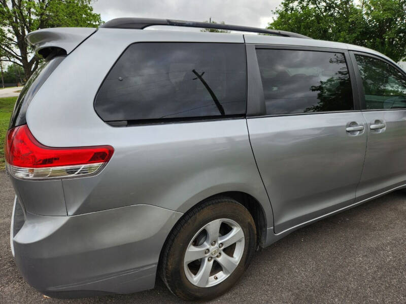 2013 Toyota Sienna L photo 7