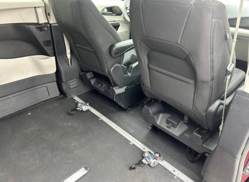 2023 Chrysler Voyager LX - Photo 6