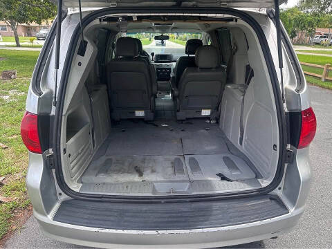 2011 Volkswagen Routan SE