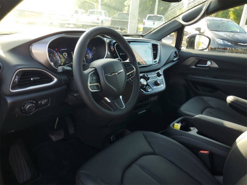 2025 Chrysler Voyager LX