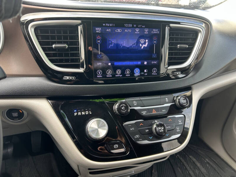 2017 Chrysler Pacifica Touring-L
