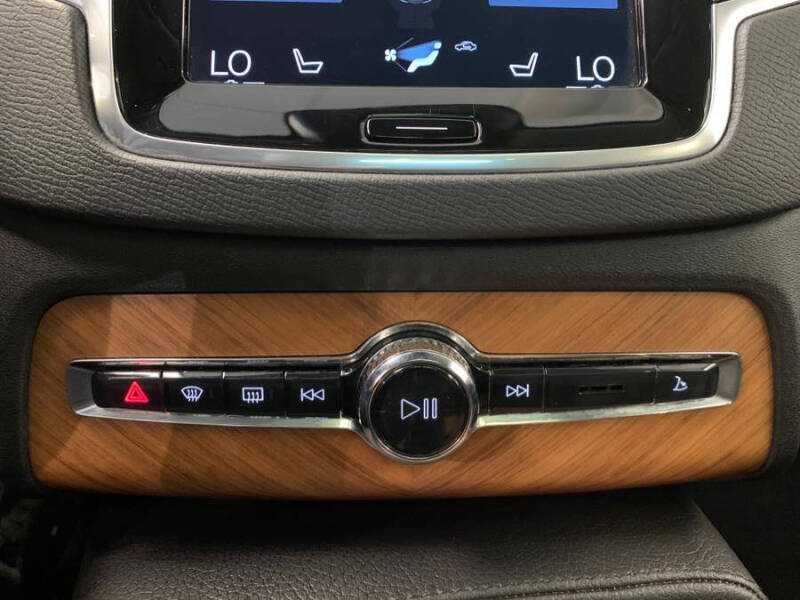 2022 Volvo XC90 T6 Momentum 7-Passenger