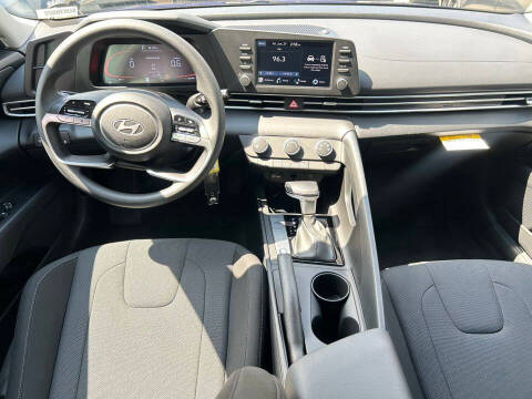 2025 Hyundai Elantra SE