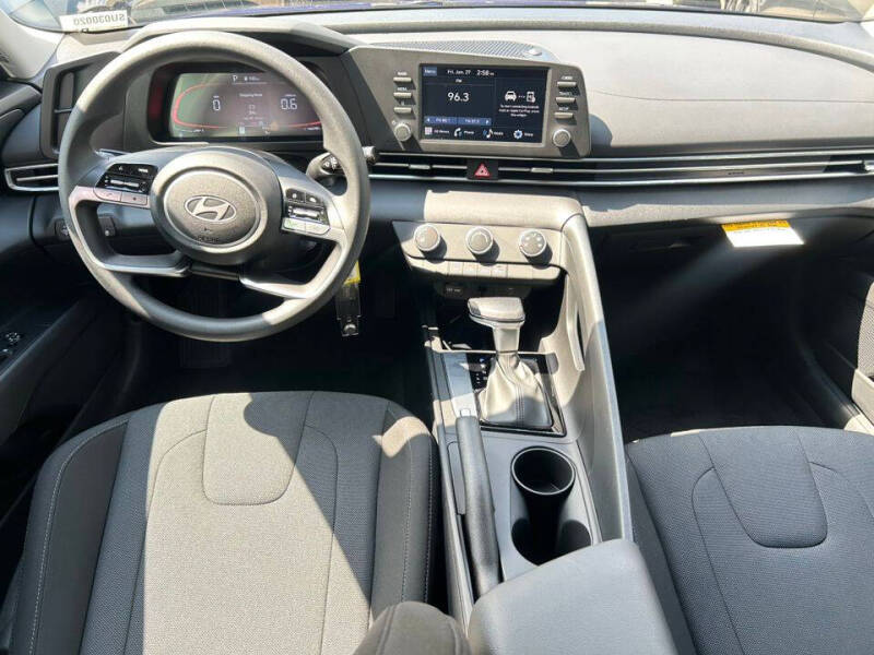2025 Hyundai Elantra SE