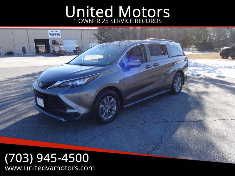 2021 Toyota Sienna LE's photo