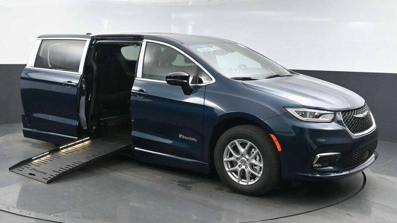 2025 Chrysler Pacifica Select's photo