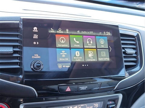 2022 Honda Pilot Touring w/Rear Captain's Chairs