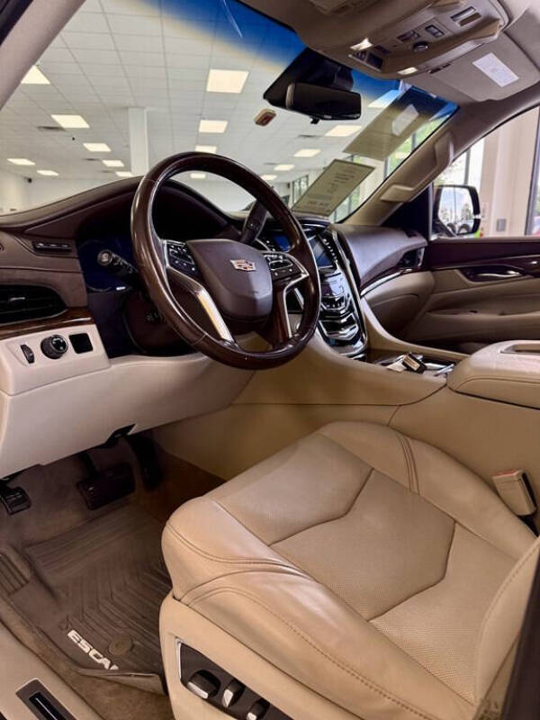 2017 Cadillac Escalade Luxury