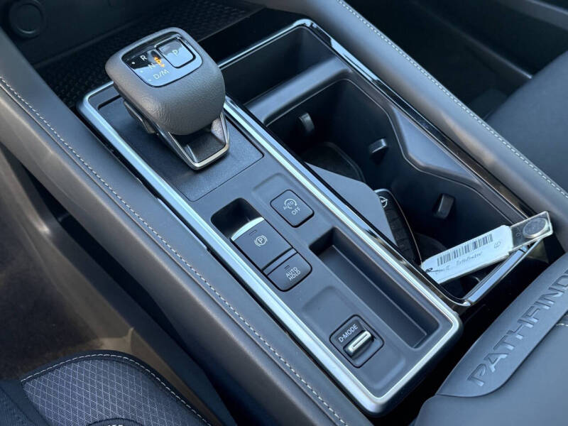 2025 Nissan Pathfinder SV