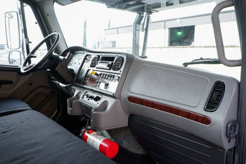 2023 Freightliner M2 106