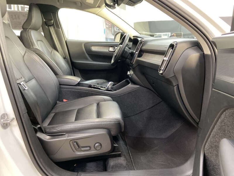 2024 Volvo XC40 B5 Plus Dark Theme