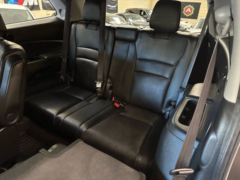 2021 Honda Pilot Touring w/Rear Captain's Chairs