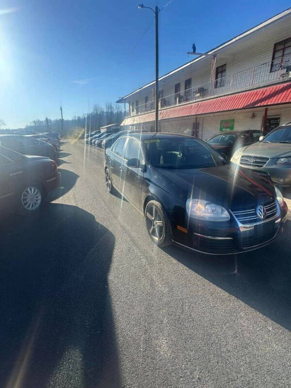 2009 Volkswagen Jetta for sale at LEE'S USED CARS INC in Ashland KY