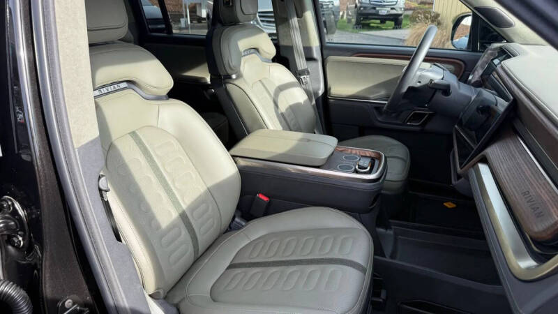 2024 Rivian R1S Adventure