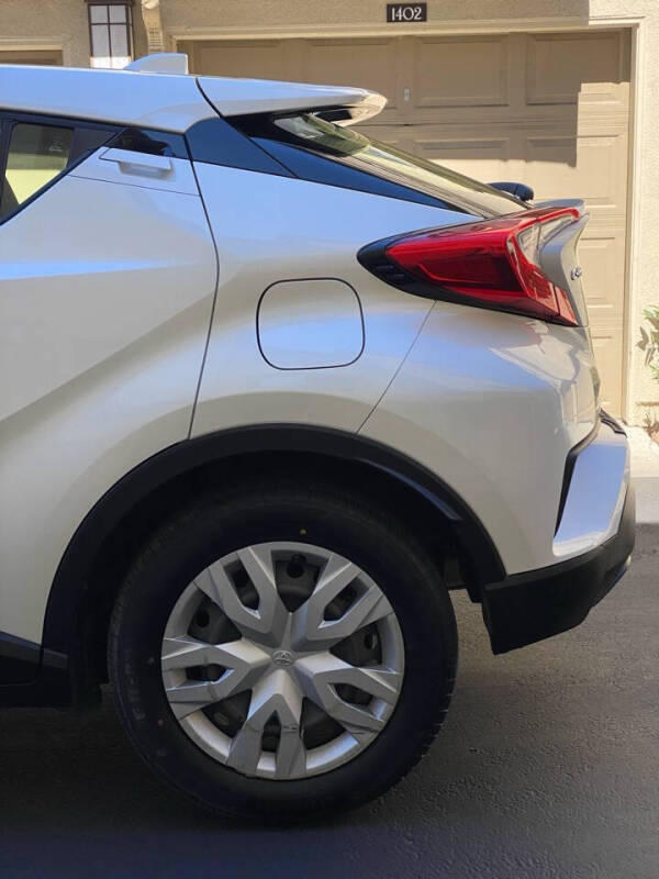 2019 Toyota C-HR LE photo 11