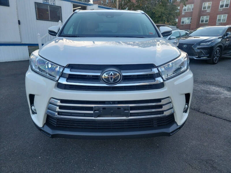 2018 Toyota Highlander for sale at OFIER AUTO SALES in Freeport NY