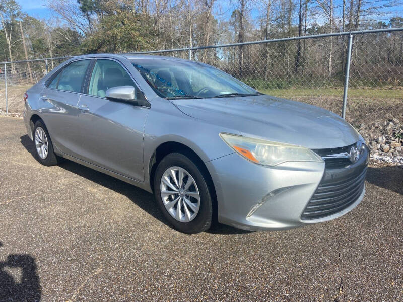 2015 Toyota Camry LE's photo