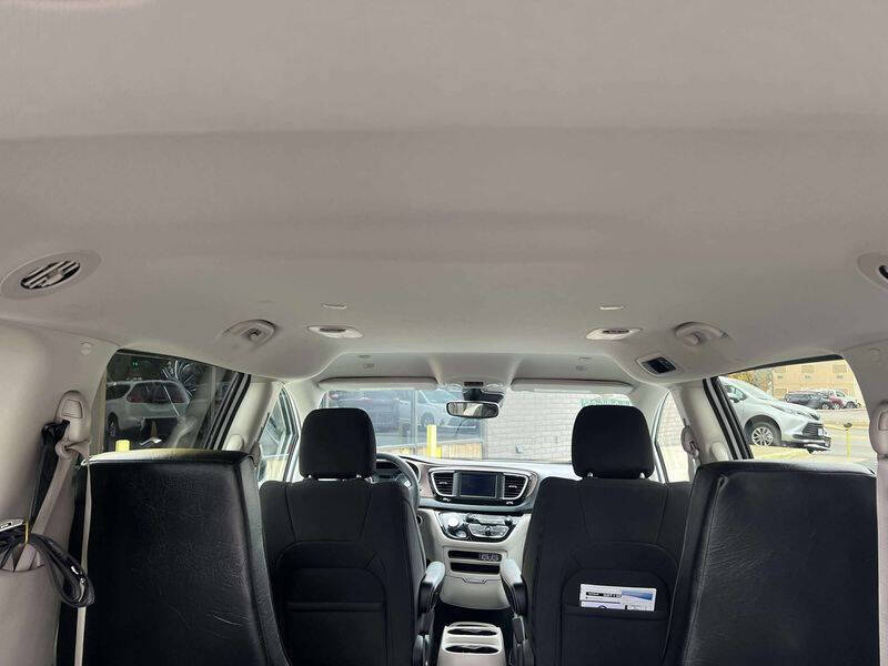 2024 Chrysler Voyager LX