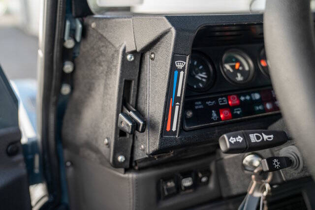 1995 Land Rover Defender 21