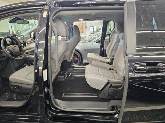 2022 Toyota Sienna LE 8-Passenger