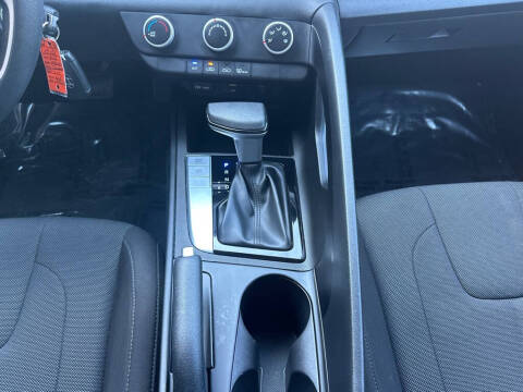 2024 Hyundai Elantra SE