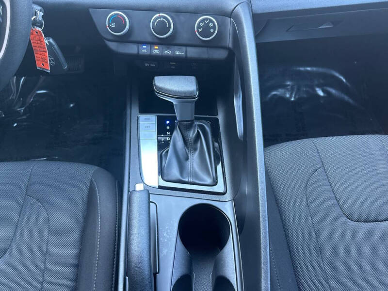 2024 Hyundai Elantra SE