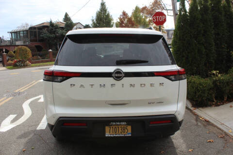 2022 Nissan Pathfinder SV