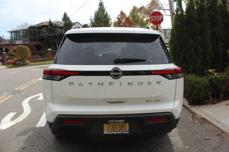 2022 Nissan Pathfinder SV