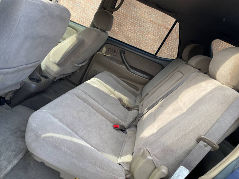 2004 Toyota Sequoia SR5