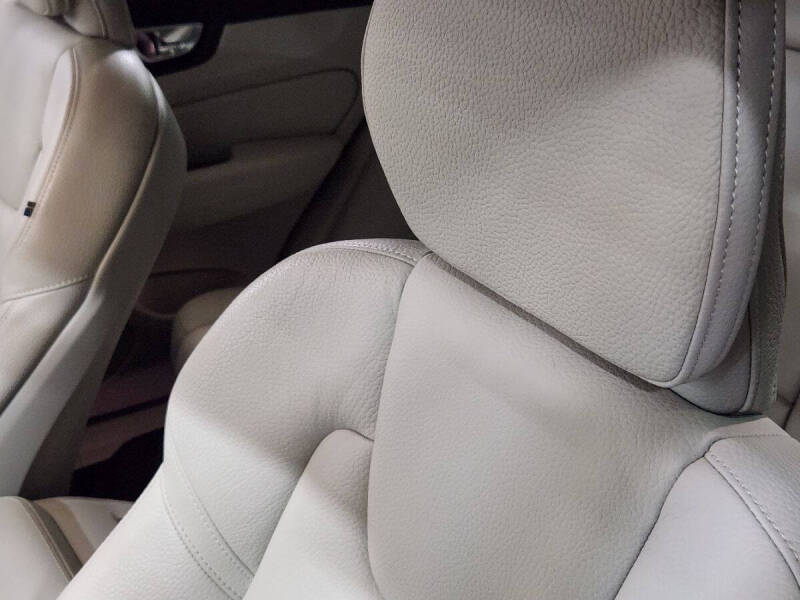 2023 Volvo XC60 Recharge T8 Plus Bright Theme