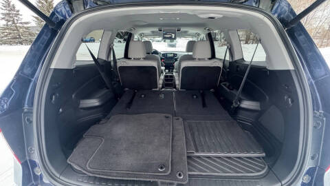 2020 Honda Pilot Touring w/Rear Captain's Chairs