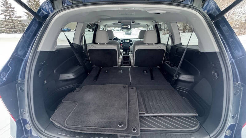 2020 Honda Pilot Touring w/Rear Captain's Chairs