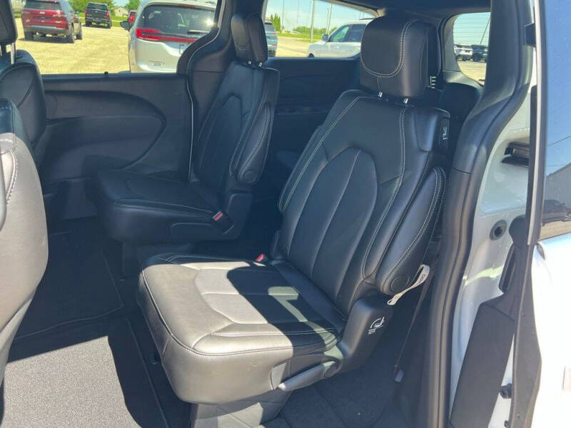 2027 Chrysler Pacifica Select