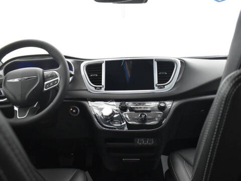 2025 Chrysler Voyager LX