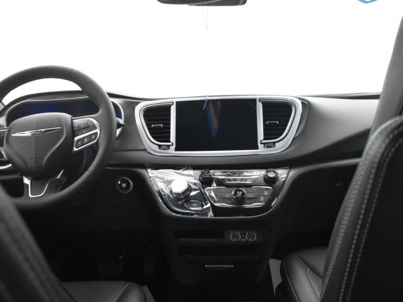 2025 Chrysler Voyager LX