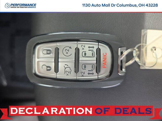 2027 Chrysler Pacifica Select
