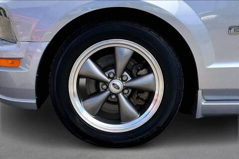 2005 Ford Mustang GT Deluxe