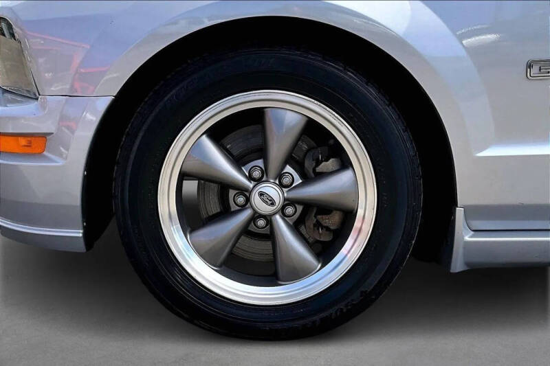 2005 Ford Mustang GT Deluxe