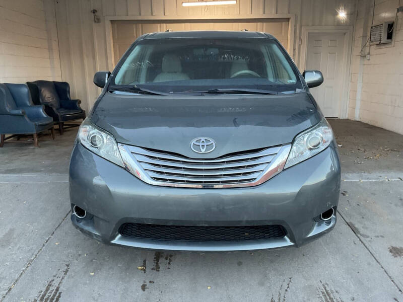 2014 Toyota Sienna XLE's photo