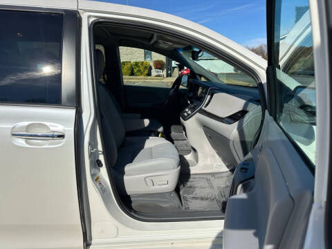 2015 Toyota Sienna XLE 7-Passenger Auto Access Seat
