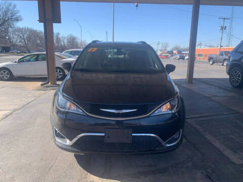 2017 Chrysler Pacifica for sale at Kansas City Motors in Kansas City MO