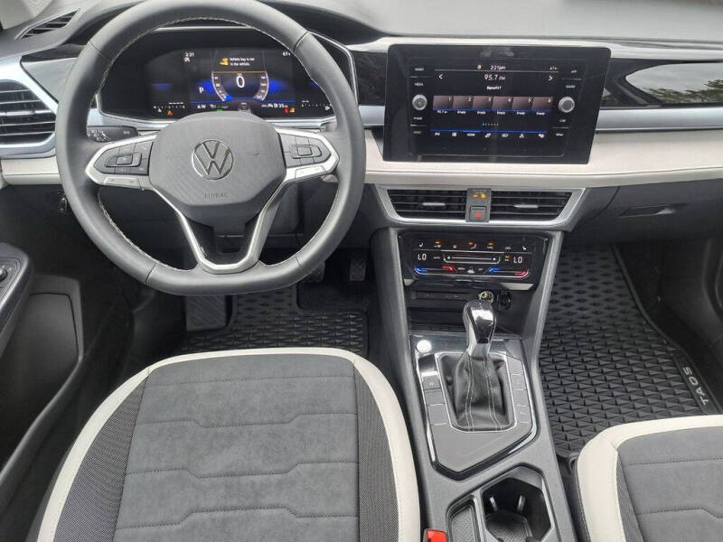 2025 Volkswagen Taos SE