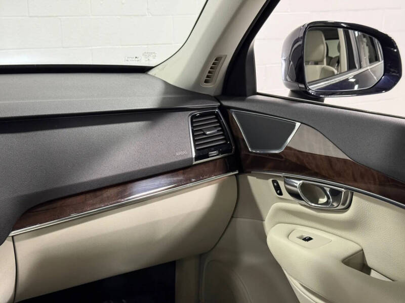 2016 Volvo XC90 T6 Momentum